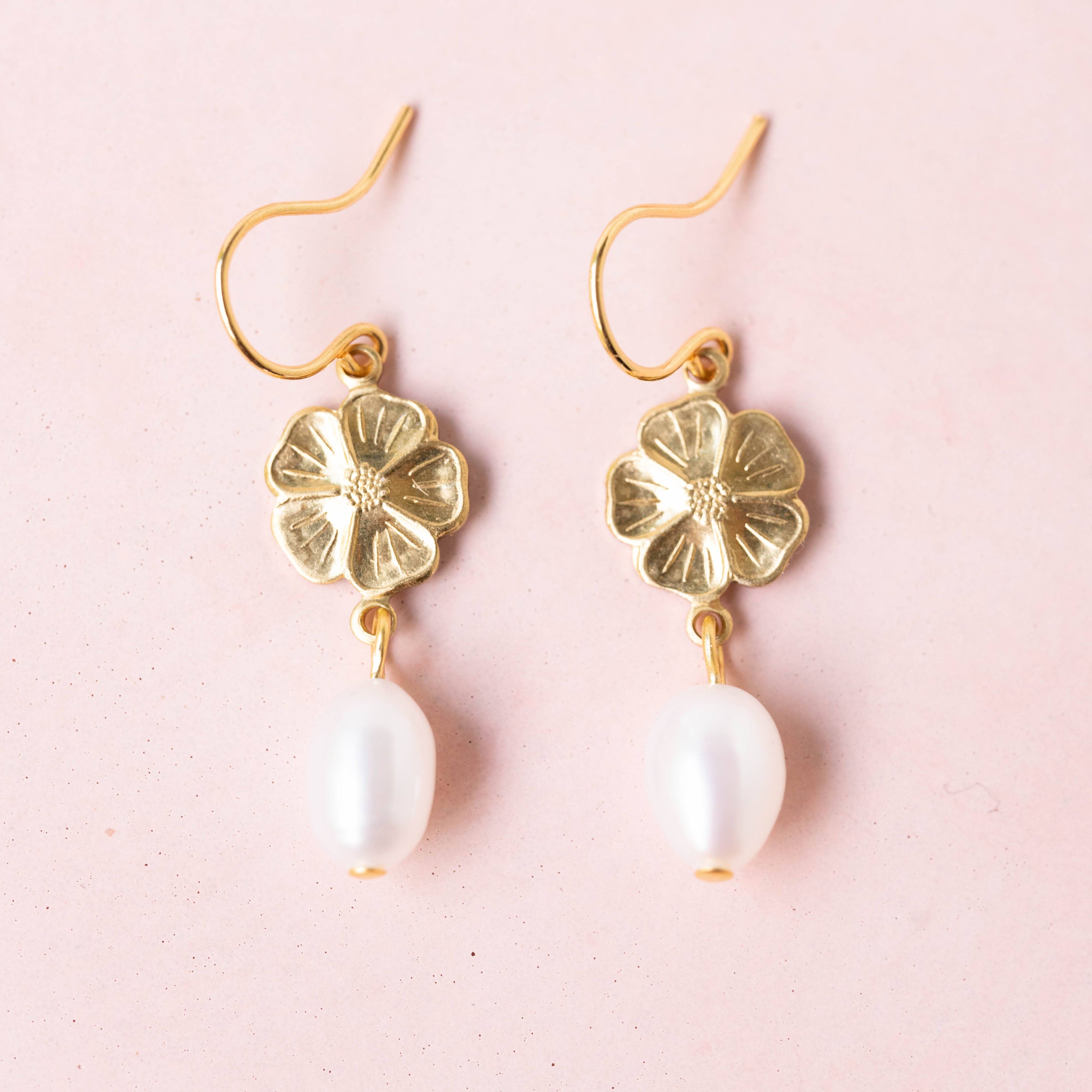 Flower and pearl dangle earrings